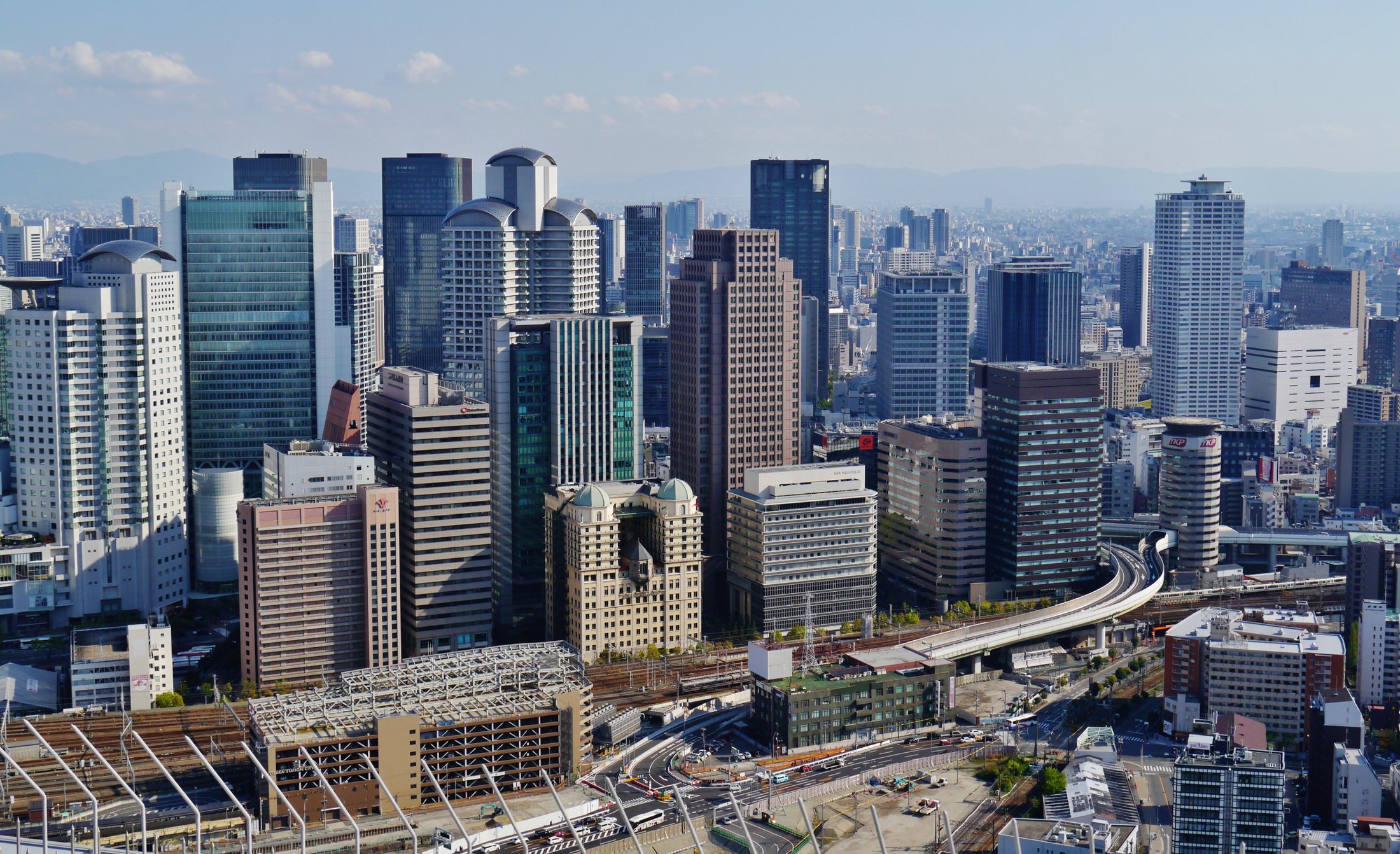大阪梅田の高層ビル群写真